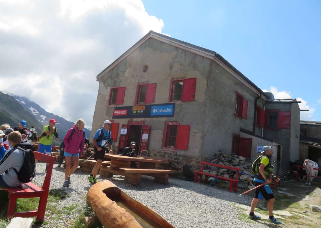 Refuge du Col de Balme busy with hikers