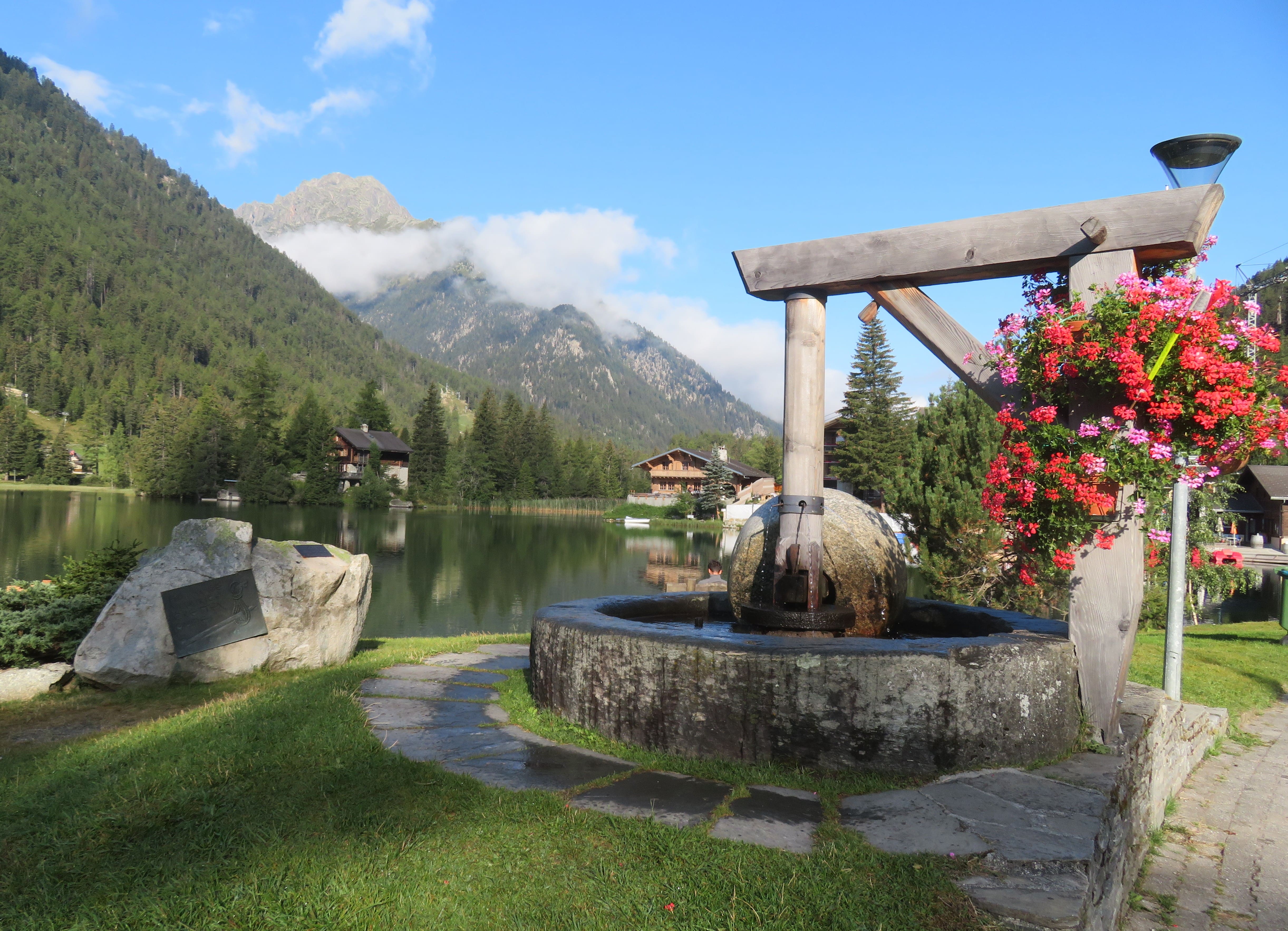 There's a fountain in the Champex center decorated with beautiful flowers.