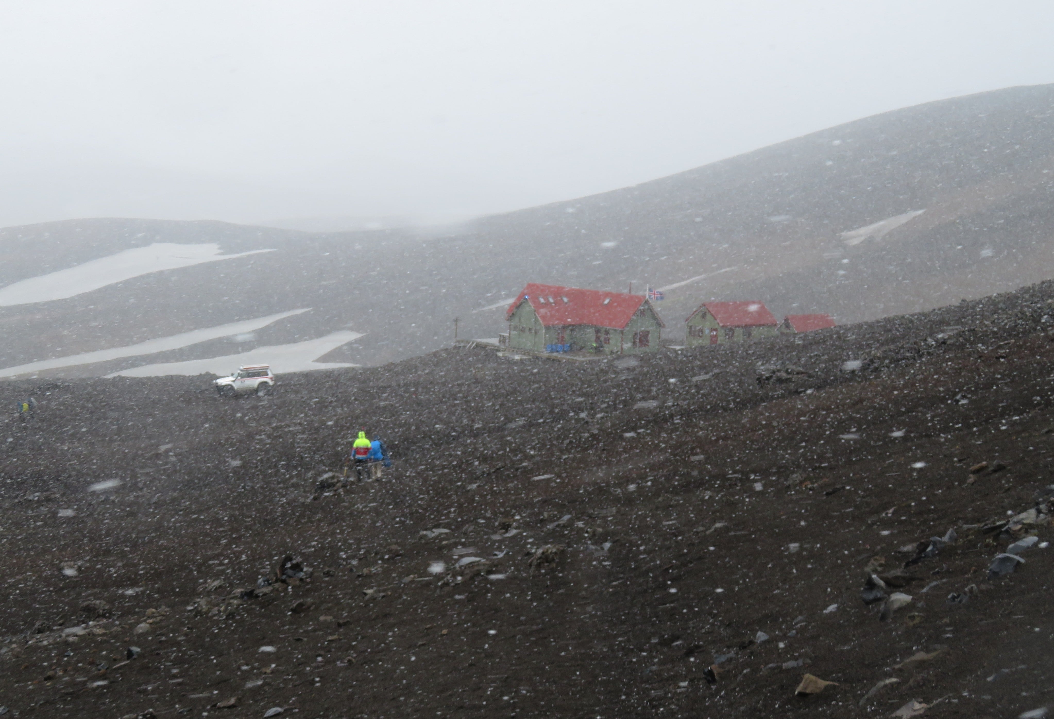 Harfntinnusker Hut in inclement weather