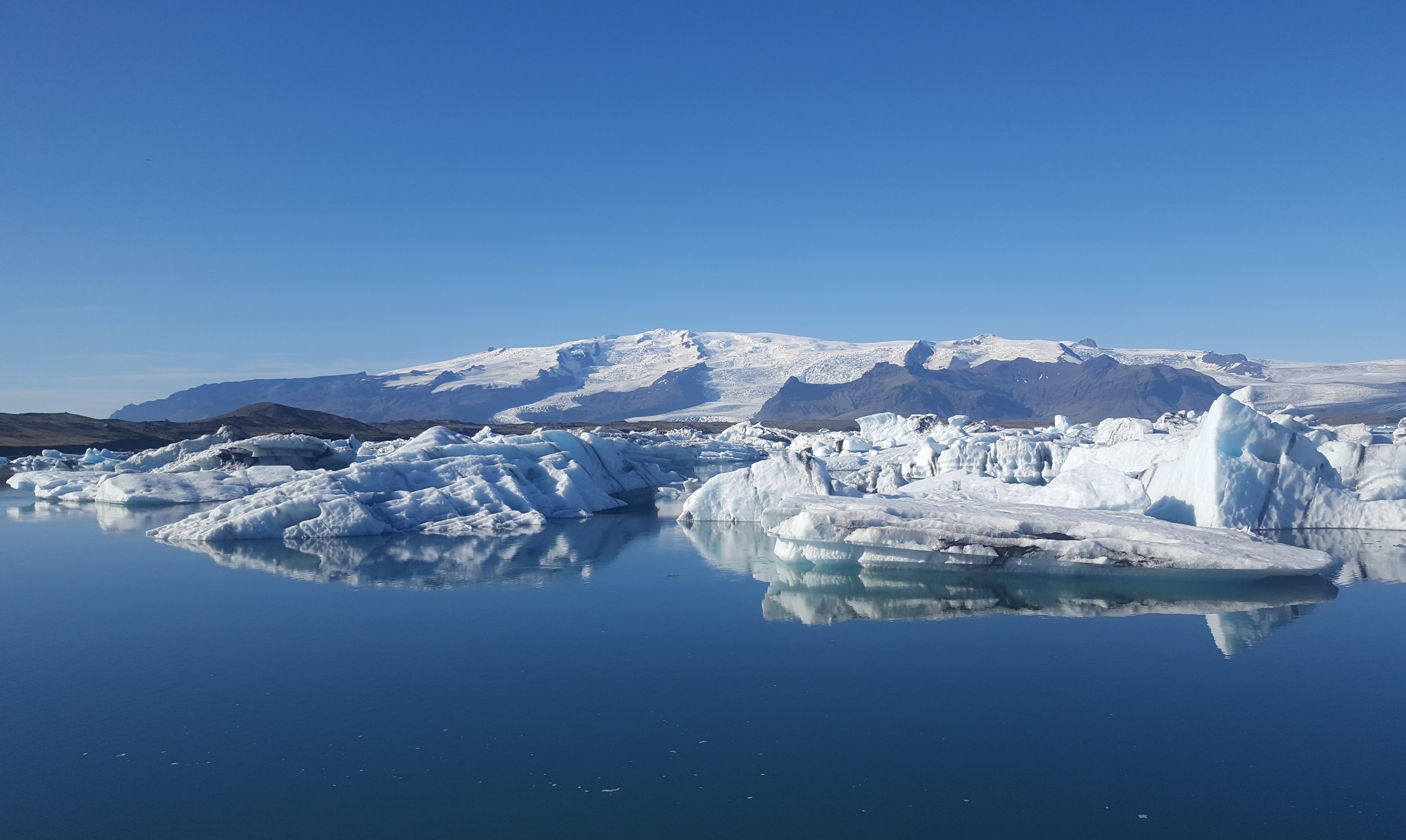 There were many icebergs floating on the lake.