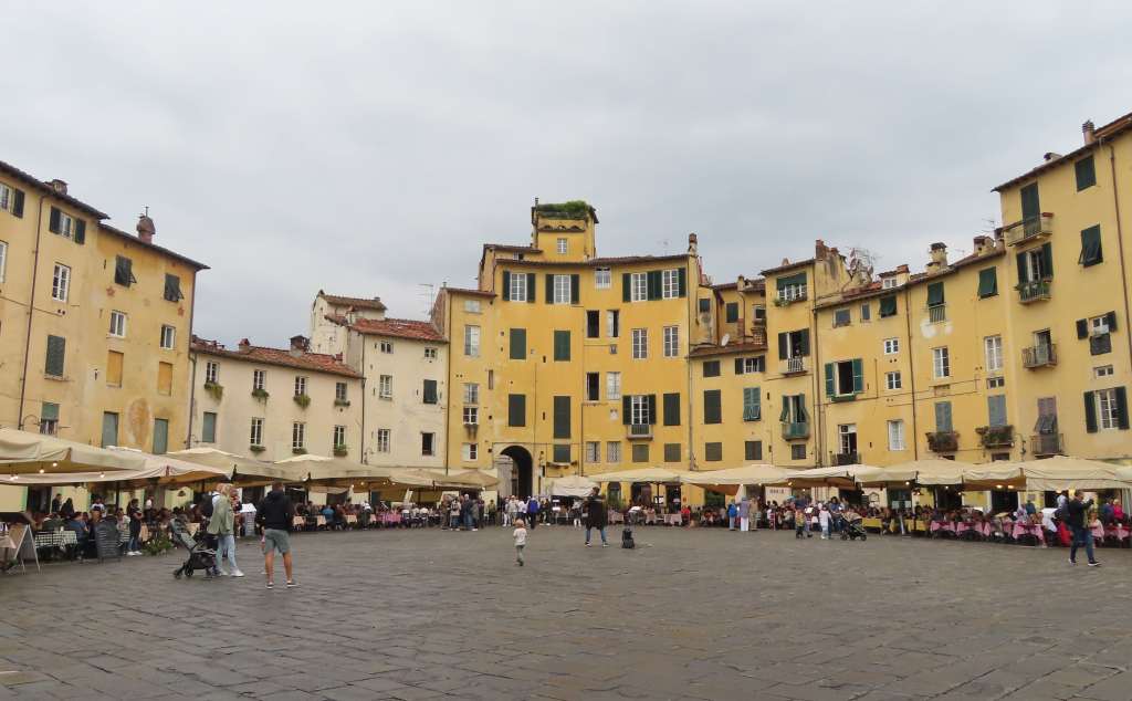 Piazza dell’Anfiteatro, Lucca
