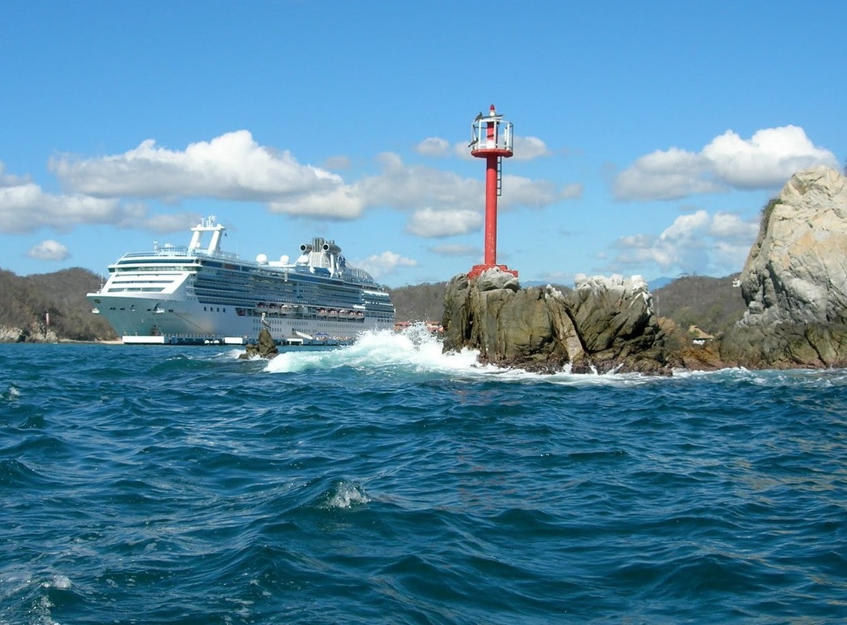 Cruise ship at Huatulco