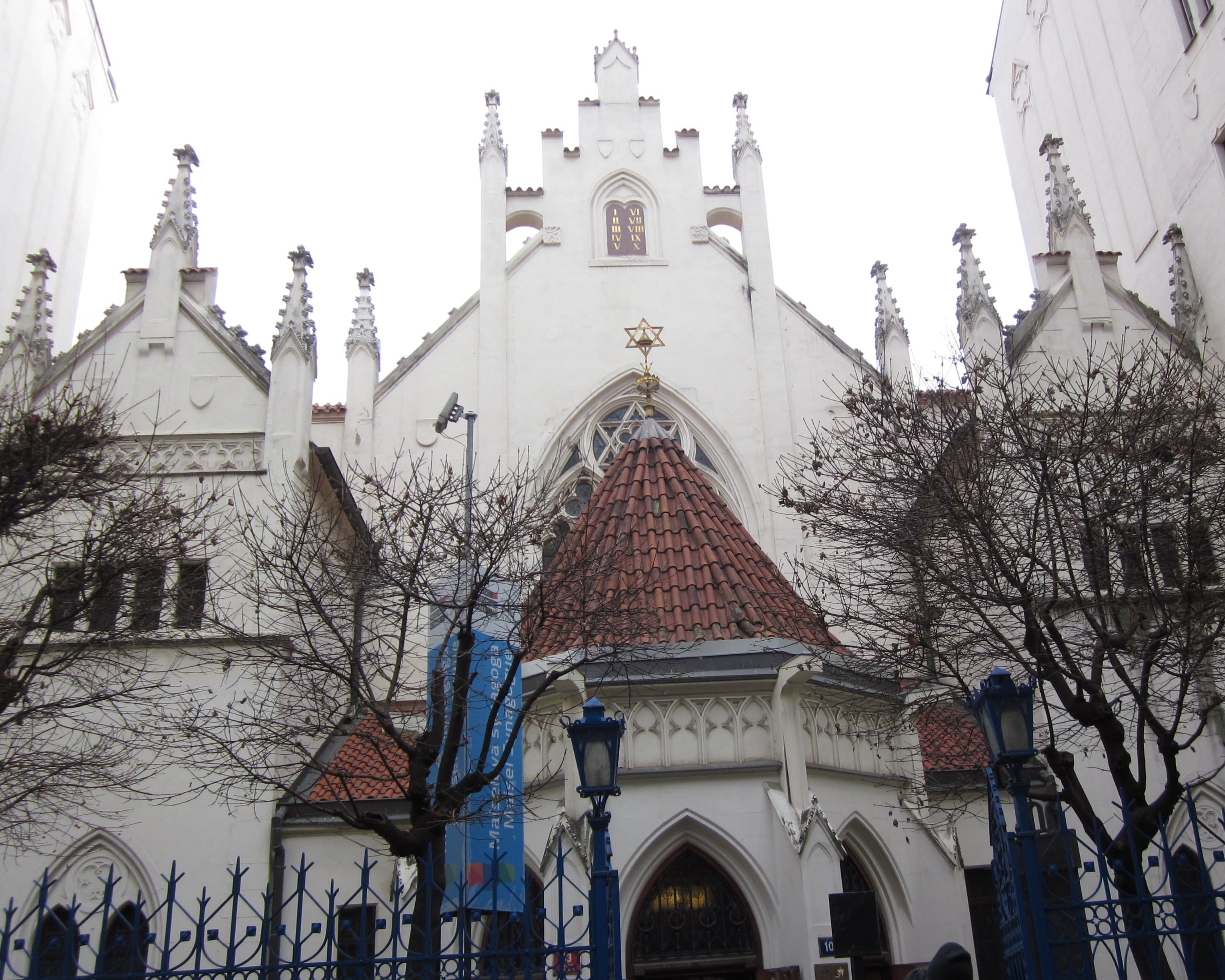Maisel Synagogue, with Ten Commandments at the top