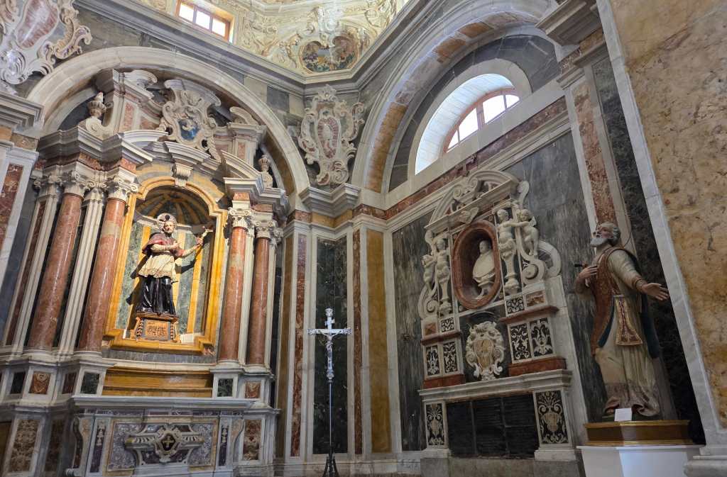 Opulent side chapel