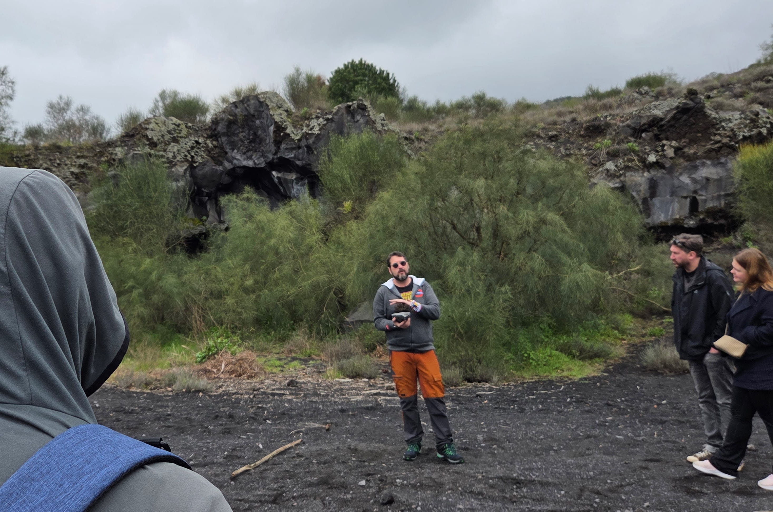The guide explaining geology and geography of Sicily
