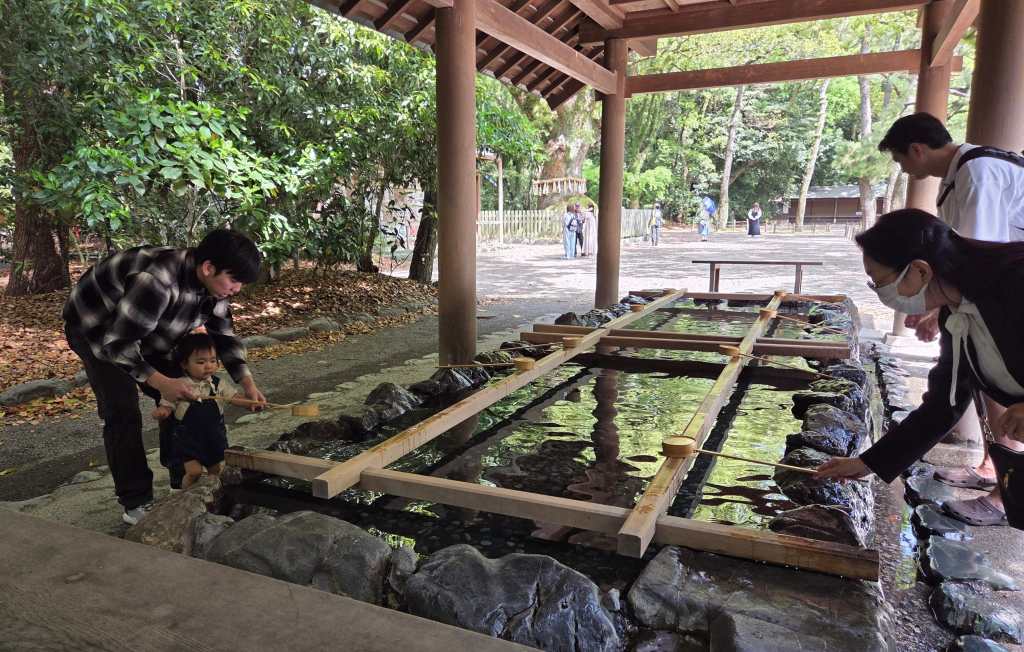 Cleaning before entering the shrine