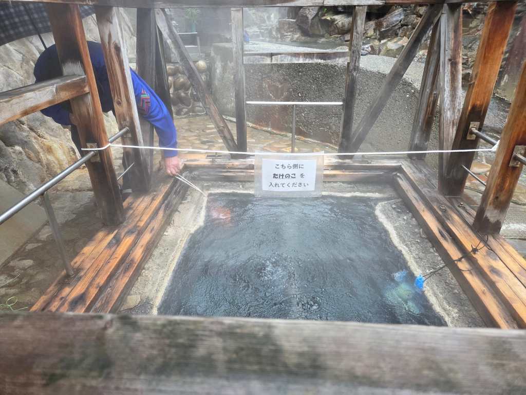 Cooking eggs and vegetables in hot spring water