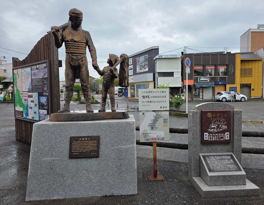 Father and son statue