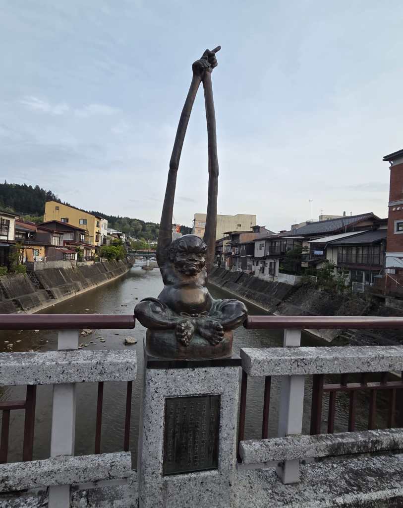 Statue with very long arms