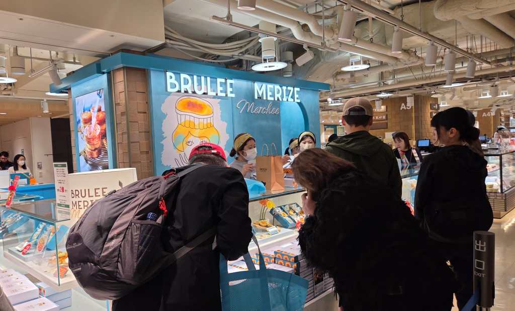 Waiting in a long line at Brulee Merize