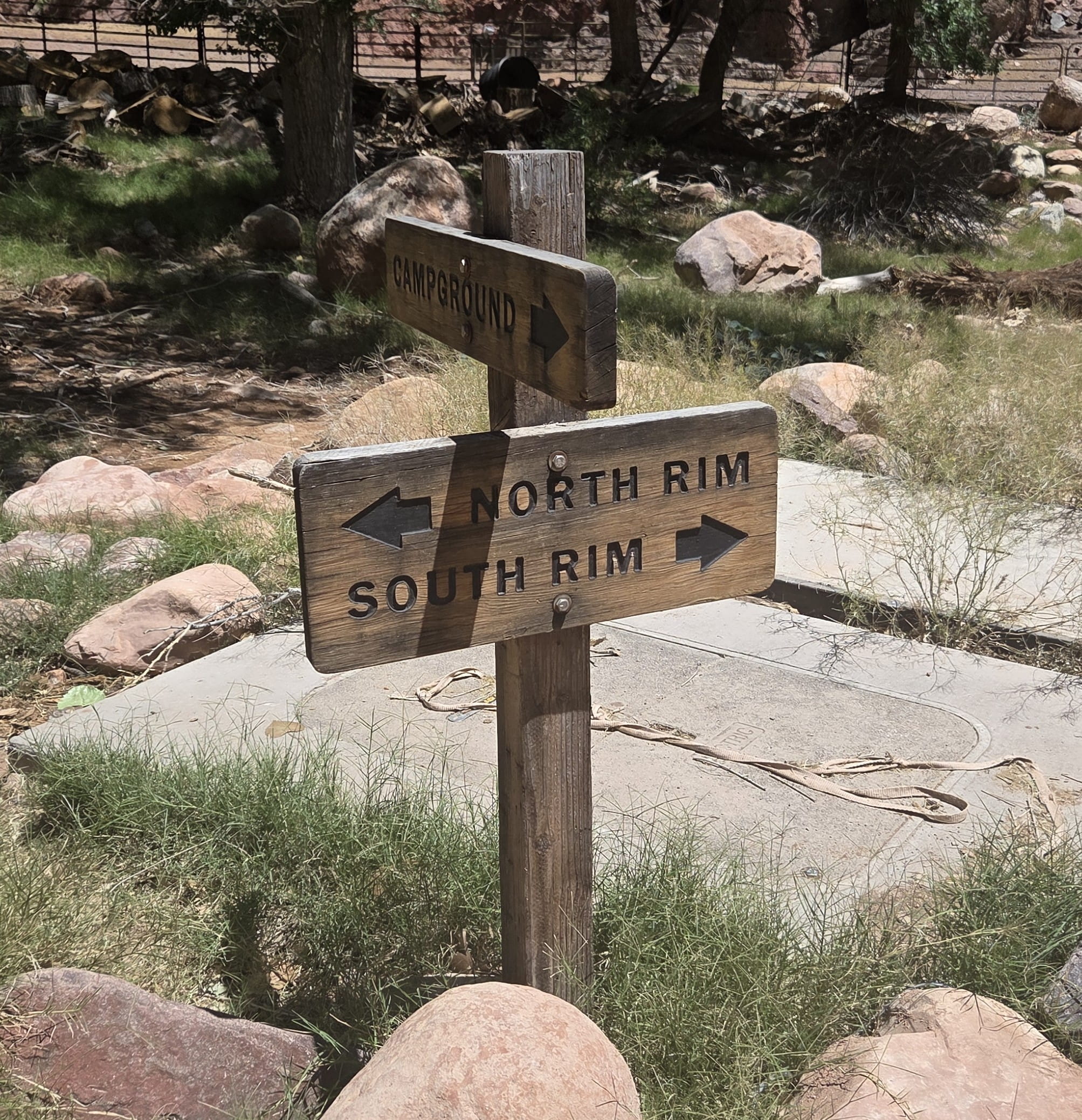Sign pointing to North Rim and South Rim